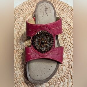 SoftSpots Pillow Tech Sandals
Women’s size 9